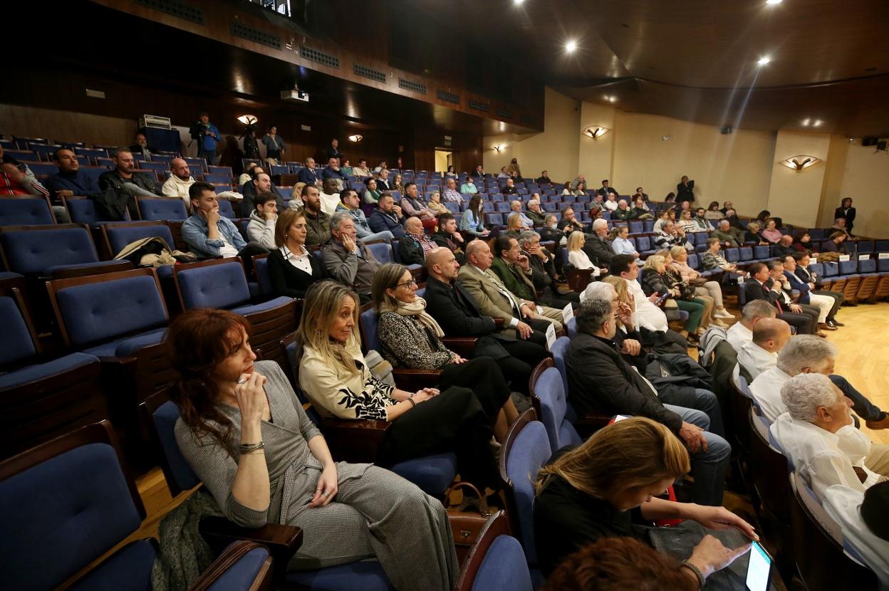 Público asistente a la presentación y la charla en el Auditorio. 