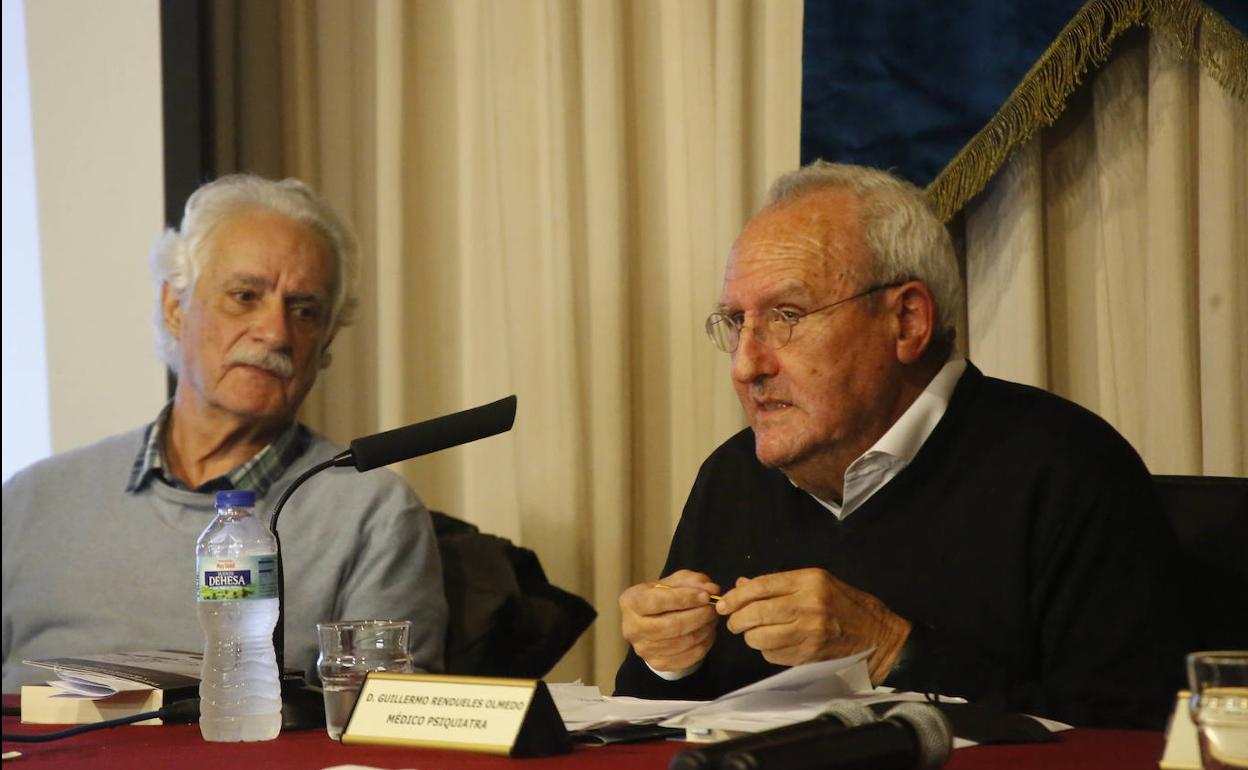 El catedrático Ignacio Guerra acompaña a Guillermo Rendueles durante su conferencia. 