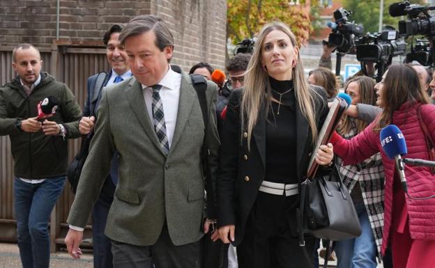 El actor Luis Lorenzo y su pareja Arantxa Palomino a su llegada hoy a los juzgados de Arganda del Rey. 