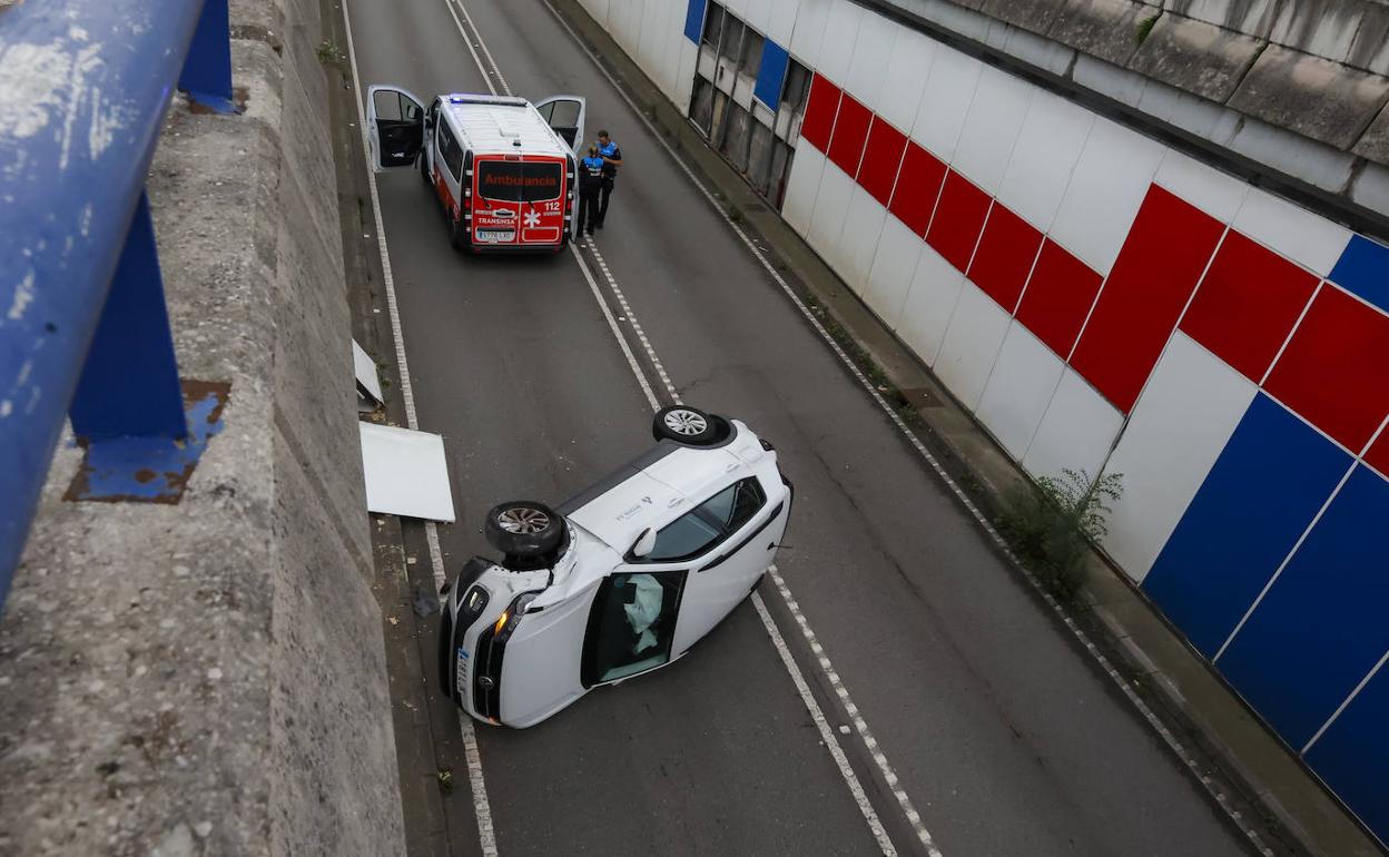 El vehículo accidentado volcó en medio de la calzada. 