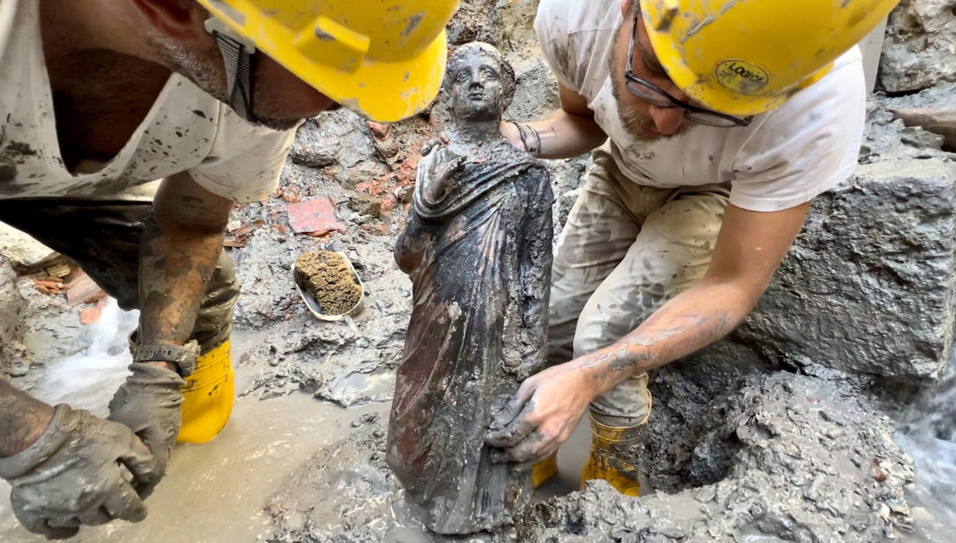 Fotos: Un tesoro en bronce romano emerge en la Toscana