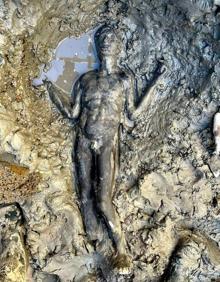 Imagen secundaria 2 - Excavación de la fuente de San Casciano dei Bagni junto con varias de las estatuas descubiertas bajo el agua.