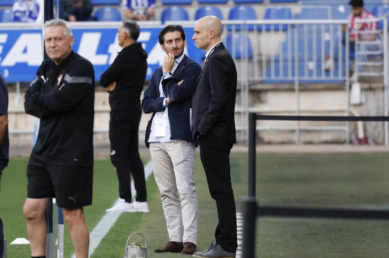 Gerardo García y David Guerra, durante la visita del Sporting a Mendizorroza.