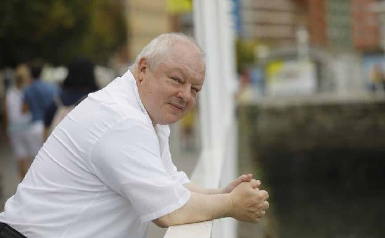 Ángel de la Fuente, en el puerto deportivo de Gijón. 