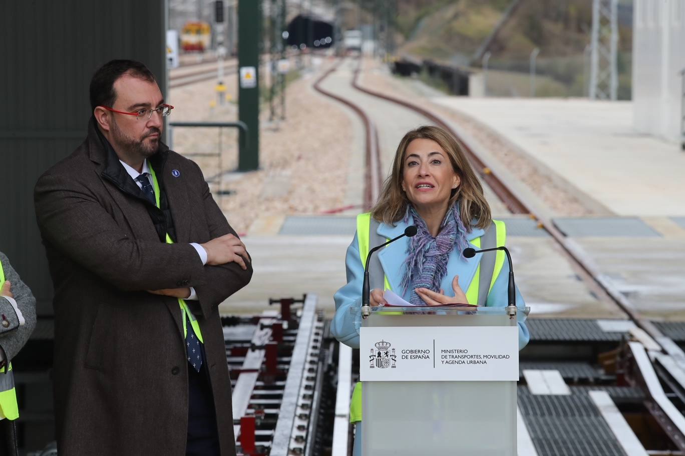 La ministra de Transportes, Raquel Sánchez, ha viajado este miércoles en un tren S-730 que ha recorrido el trayecto entre La Robla y Campomanes. 