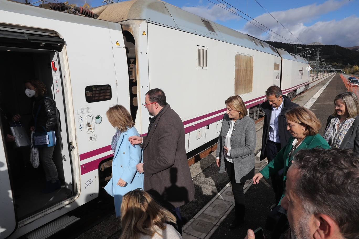 Fotos: Día histórico para Asturias con el primer tren de pasajeros que cruza la variante de Pajares