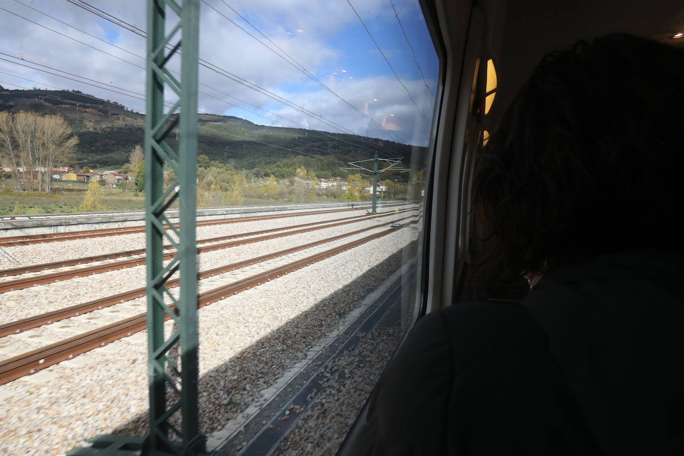 Fotos: Día histórico para Asturias con el primer tren de pasajeros que cruza la variante de Pajares