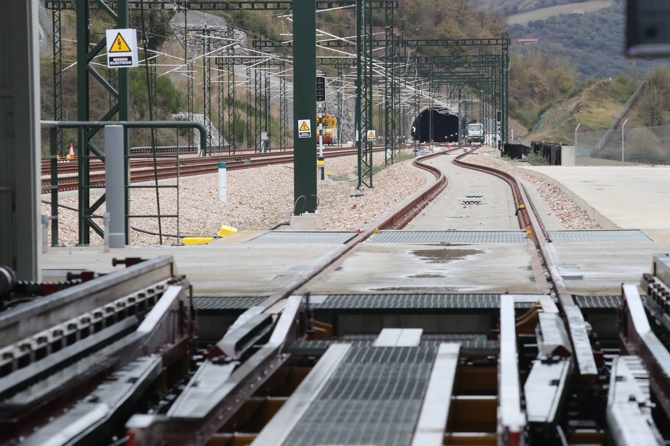 Fotos: Día histórico para Asturias con el primer tren de pasajeros que cruza la variante de Pajares