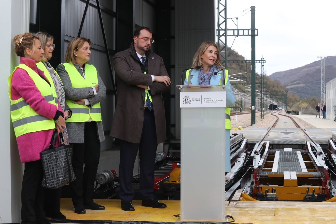 Fotos: Día histórico para Asturias con el primer tren de pasajeros que cruza la variante de Pajares