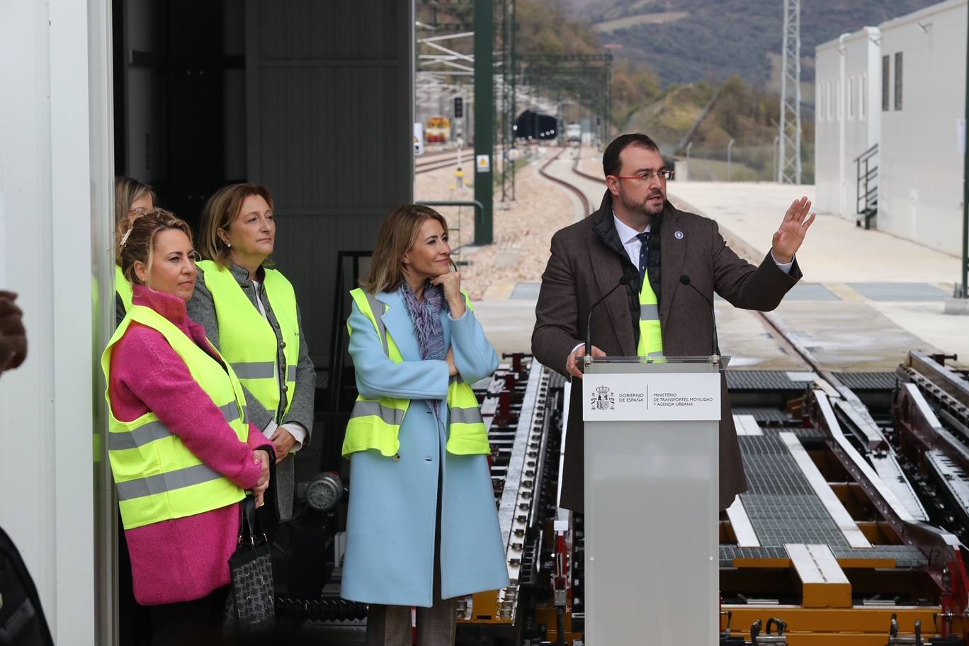 Fotos: Día histórico para Asturias con el primer tren de pasajeros que cruza la variante de Pajares