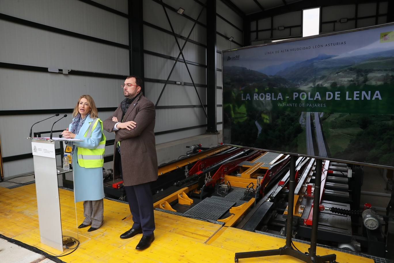 Fotos: Día histórico para Asturias con el primer tren de pasajeros que cruza la variante de Pajares