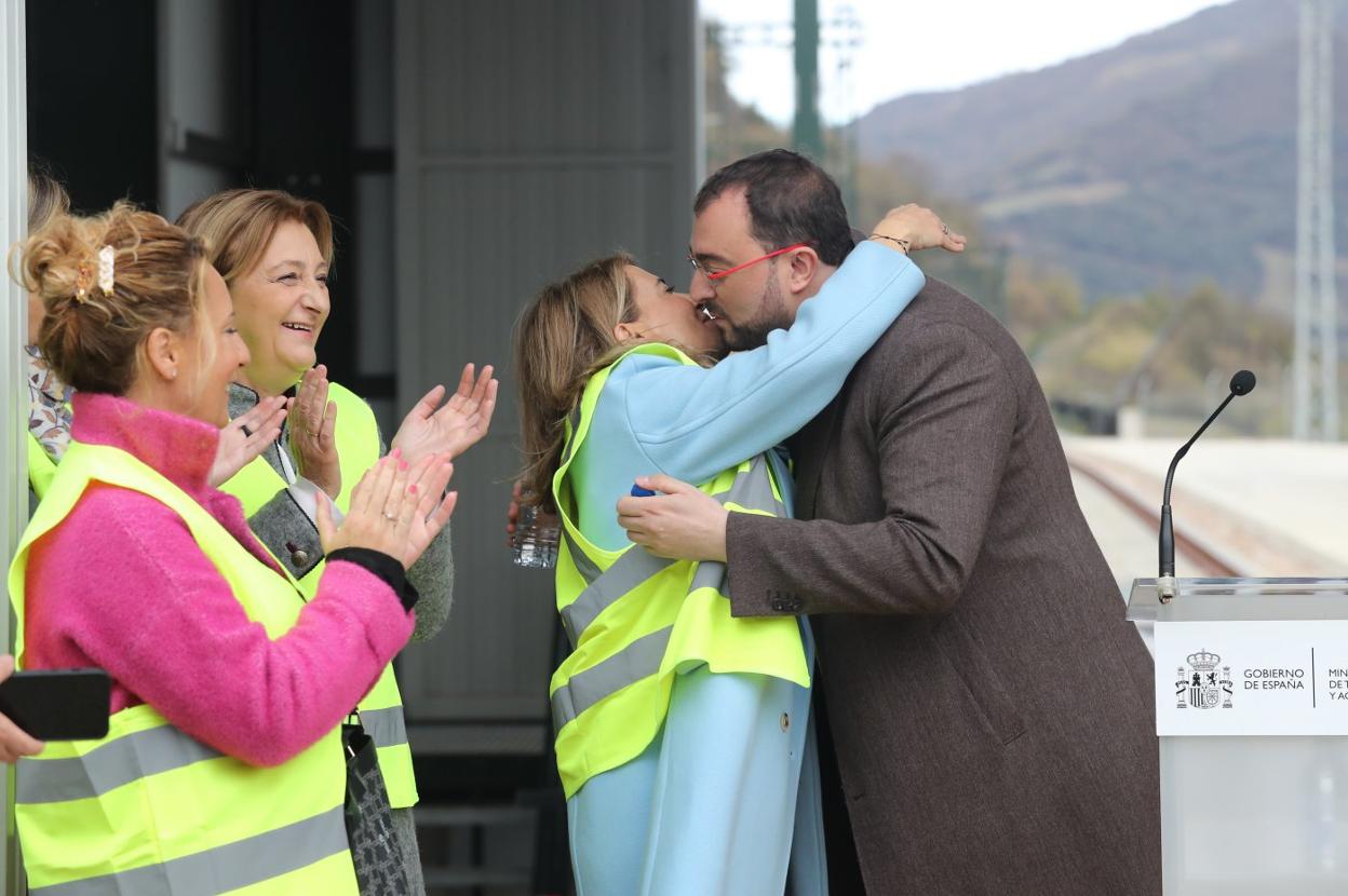 La alcaldesa de Lena, Gemma Álvarez, la delegada del Gobierno, Delia Losa, la ministra Raquel Sánchez y el presidente autonómico Adrián Barbón. 