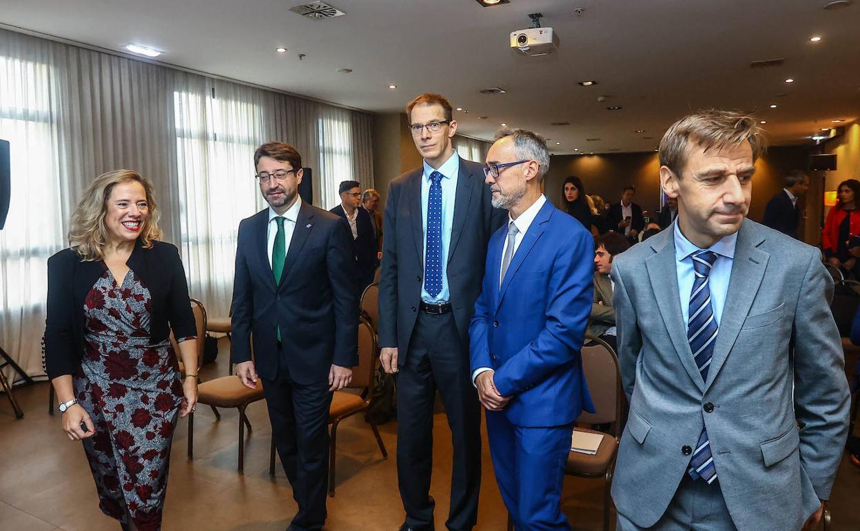 Belarmina Díaz, directora general de Energía; Enrique Fernández, consejero de Industria; Jyri Ylkanen, representante de la Comisión Europea; y Carlos García e Indalecio González, de Faen.