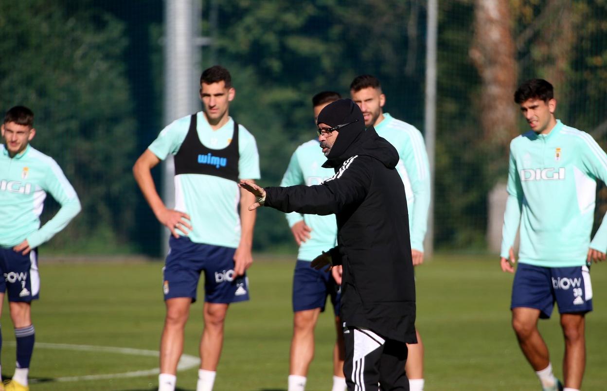 Álvaro Cervera da instrucciones a sus futbolistas durante un entrenamiento en El Requexón.