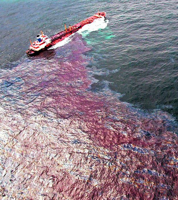 Estela de fuel. El 'Prestige, mientras era remolcado frente a la costa gallega. 