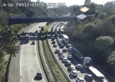 Imagen secundaria 1 - Un camión averiado provoca importantes retenciones en la A-66