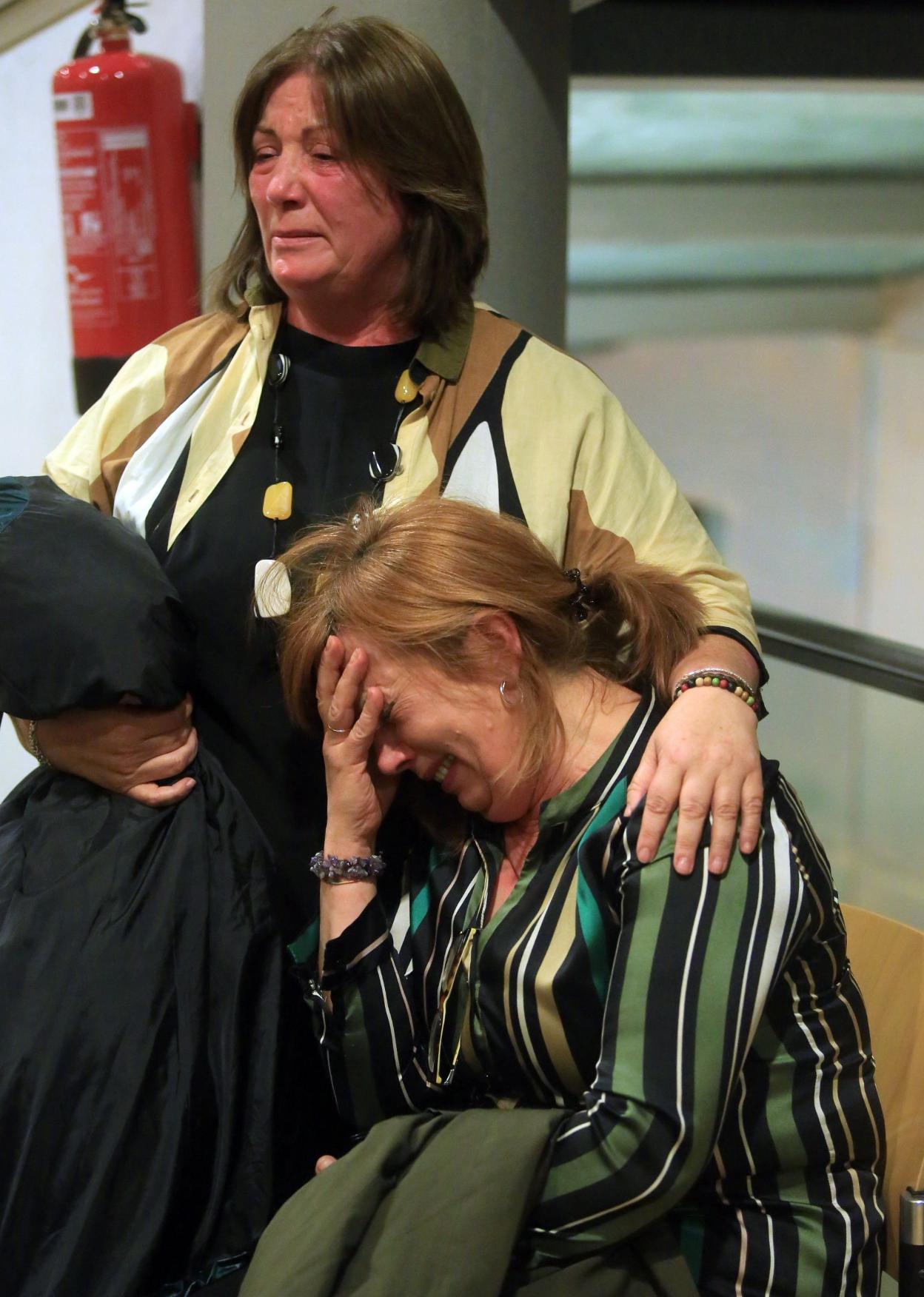 Carmen y Begoña Salazar, hermanas de la víctima, tras conocer el veredicto. 