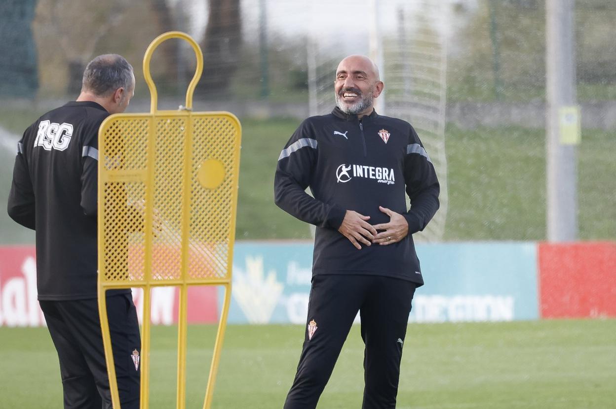 Abelardo bromea con Tomás Hervás durante un entrenamiento en Mareo. 