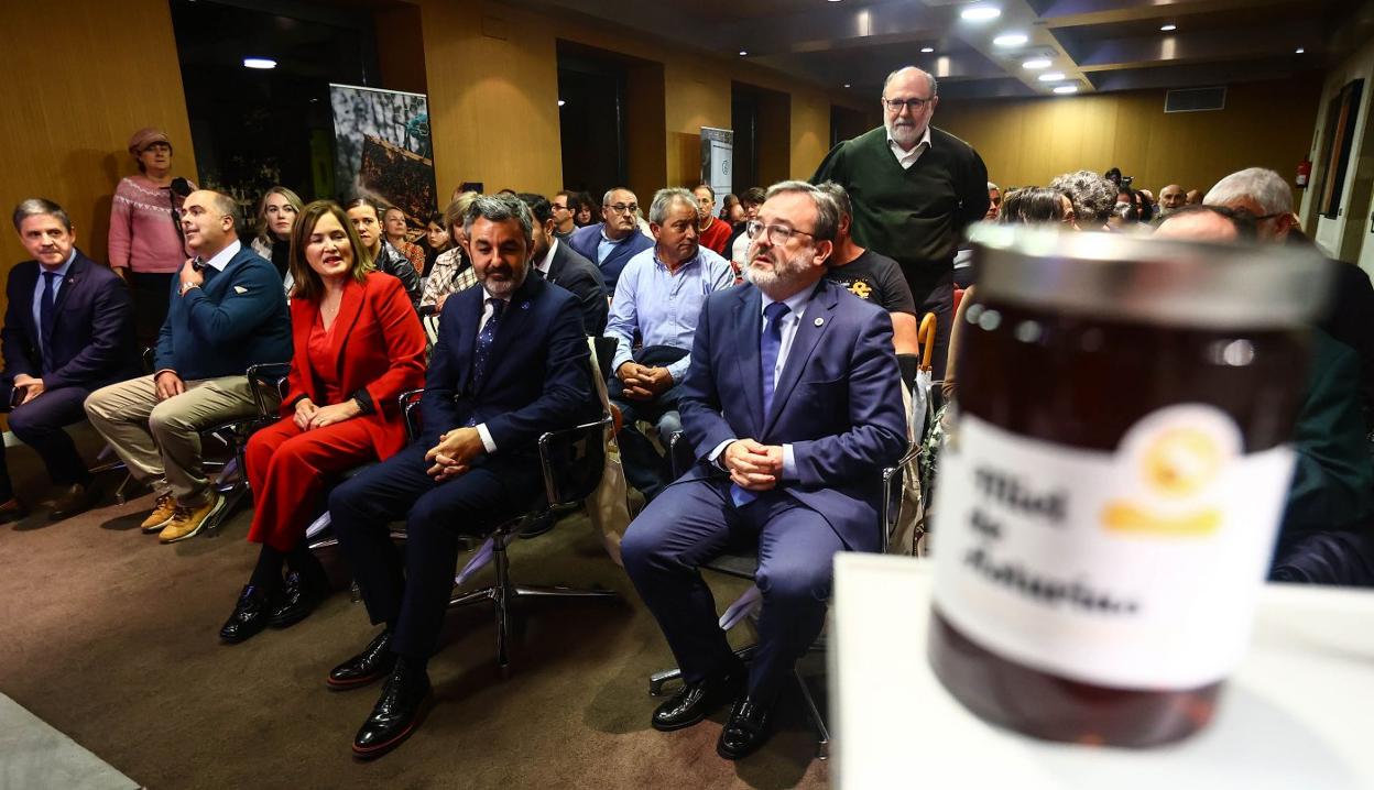 A la izquierda, el presidente de la IGP de la Miel, Julio Fernández; la directora general de Agroalimentación, Begoña López; el consejero de Medio Rural, Alejandro Calvo, y el concejal de Turismo de Oviedo, Alfredo García Quintana, en la presentación de la marca de garantía. 