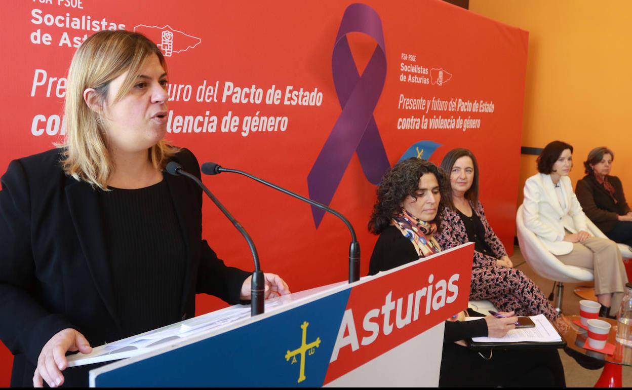 La vicesecretaria general, Organización y Coordinación de la FSA, Gimena Llamedo, durante su intervención en la jornada organizada por la FSA en Pravia.