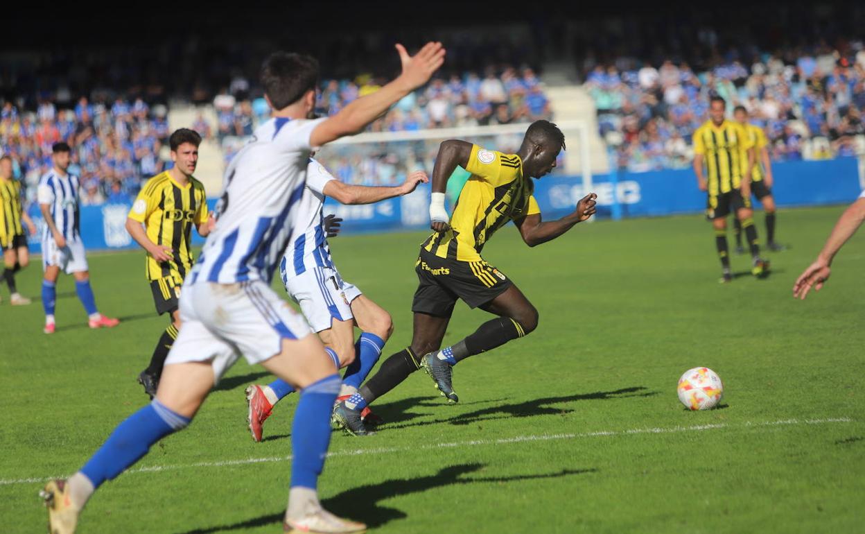 Una de las jugadas del Gimnástica-Real Oviedo.