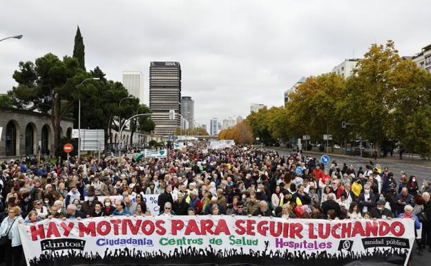 Una manifestación ciudadana que recorre este domingo el centro de Madrid bajo el lema «Madrid se levanta por la sanidad pública».