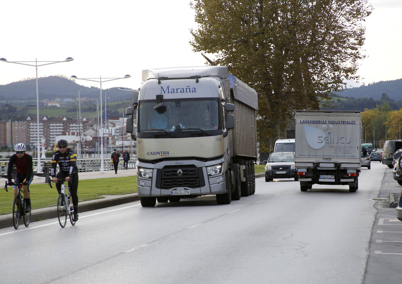 Fotos: «Sin incidencias relevantes» en Asturias en el primer día del paro de transportes