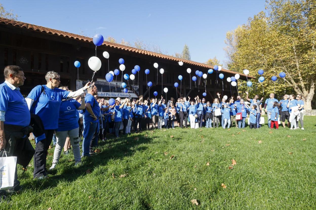 Suelta de globos en el Pueblo de Asturias por el Día Mundial de la Diabetes. 