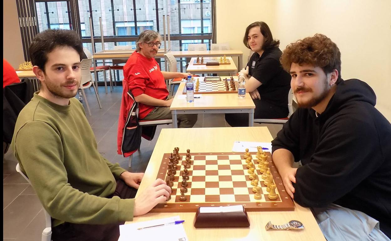 Saúl Viñuela y Samuel García, primeros tableros del Grupo y el Antonio Rico. 