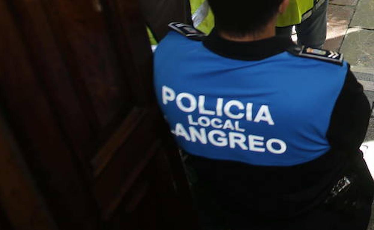 Un langreano recibe una multa de 1.300 euros tras escaparse su perro