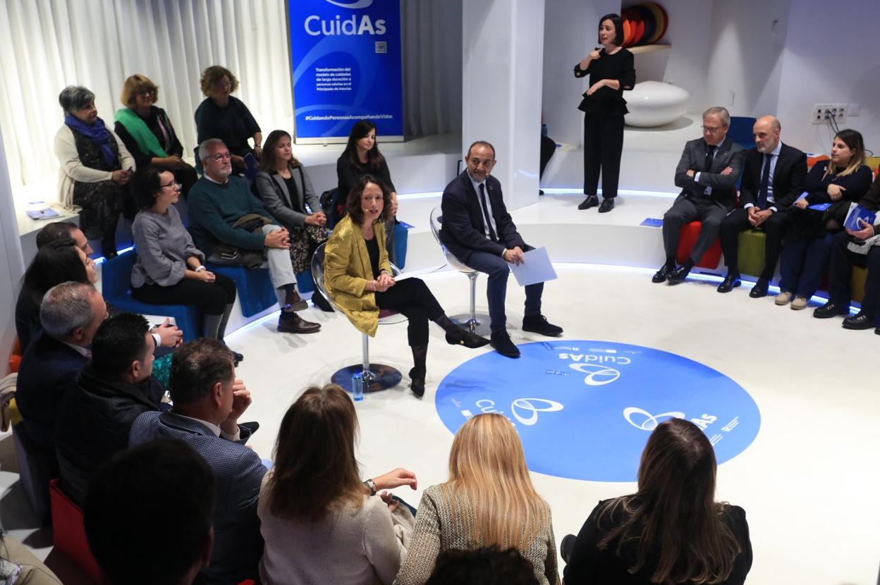 Melania Álvarez, junto a Luis Barriga, se dirigie a los asistentes a la presentación del programa CuidAs. 