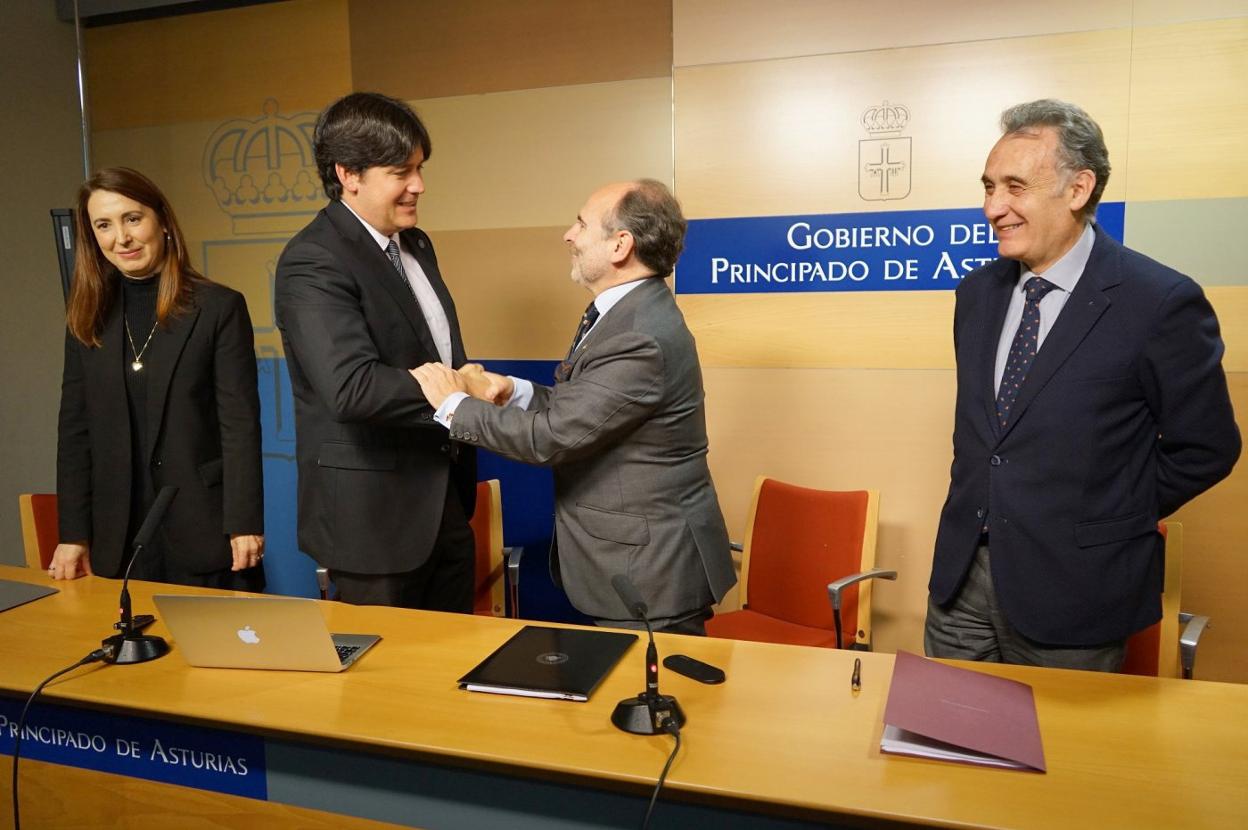 La directora general de Universidades, Cristina González, el consejero de Cienca y Universidades, Borja Sánchez, el rector Ignacio Villaverde y el gerente de la Universidad, José Antonio Díaz Lago. 