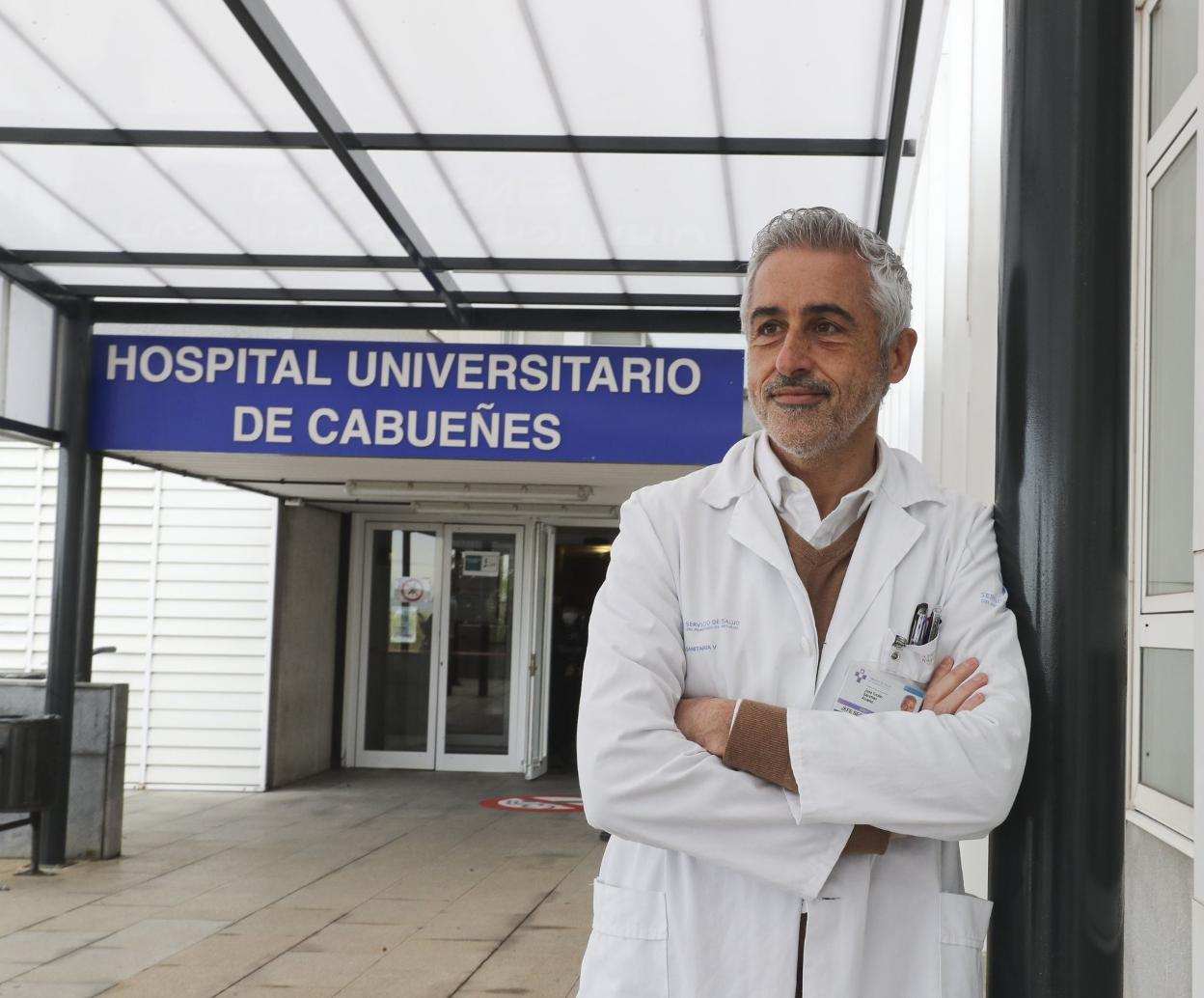 Emilio Sánchez, a la puerta del Hospital de Cabueñes. 