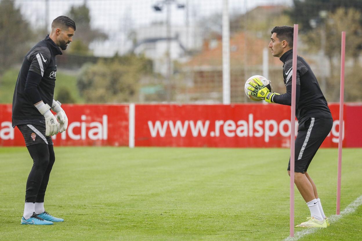 Iván Cuéllar, realizando ejercicios de calentamiento antes de un entrenamiento en Mareo, con Diego Mariño. 