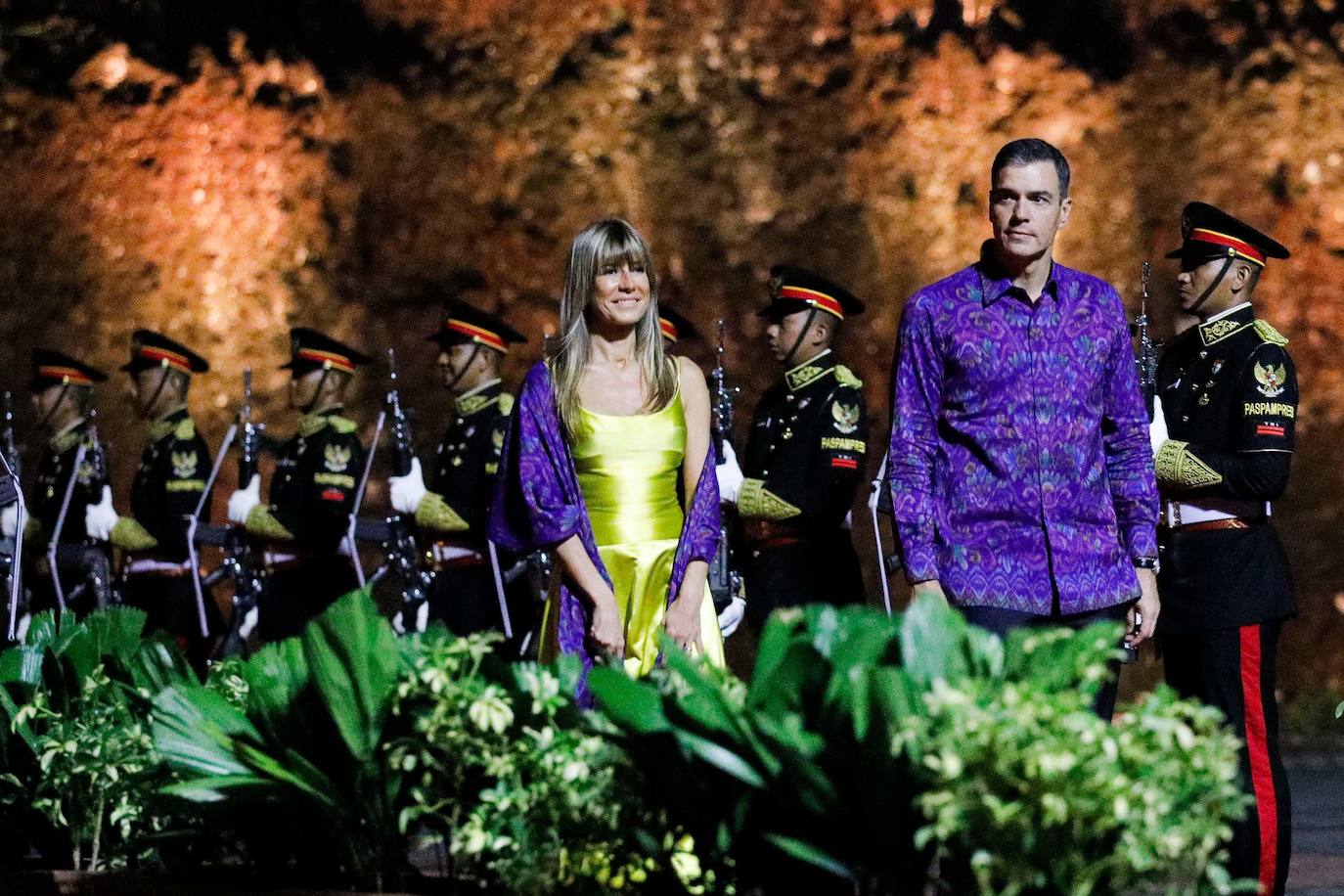 Detalle de los estilismos de Pedro Sánchez y Begoña Gómez a su llegada a la cena de gala de la cumbre del G20 en Bali.