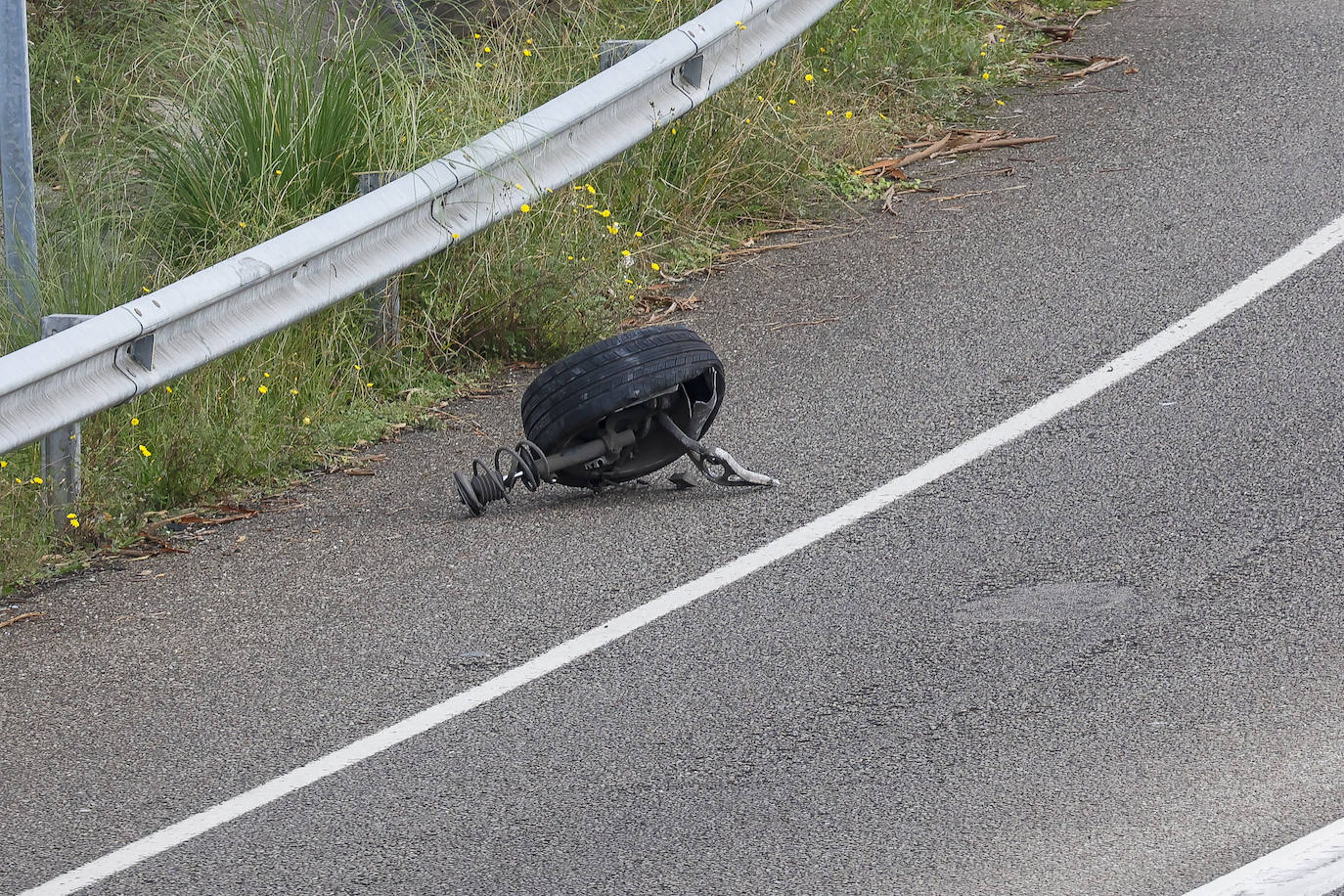 Fotos: Un kamikaze irrumpe en la A-8 y hiere a una mujer