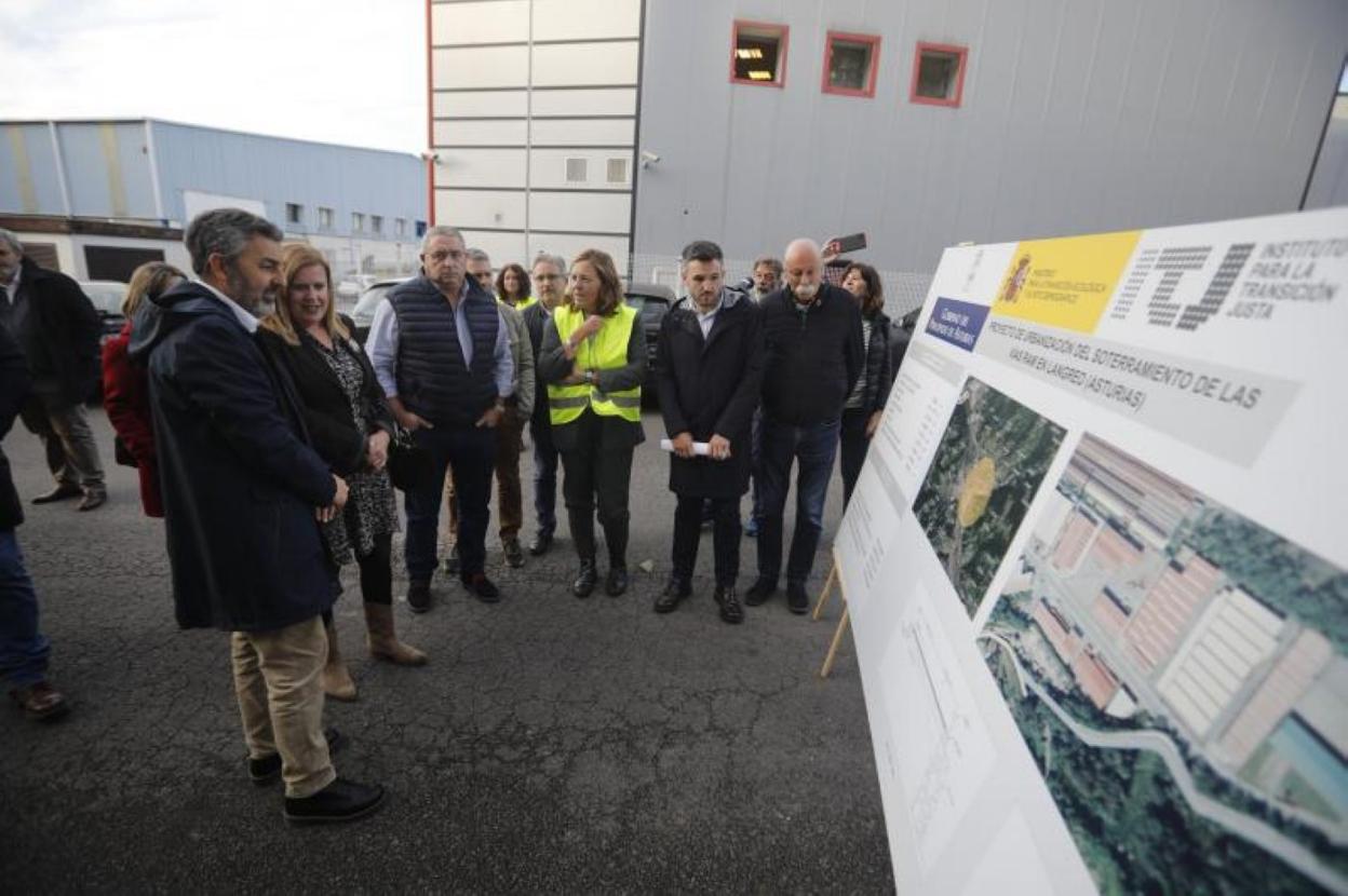 El consejero Alejandro Calvo presenta el proyecto de los nuevos accesos a Valnalón. 