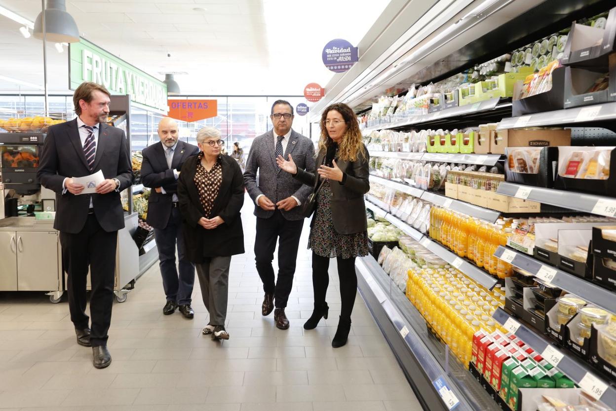 Autoridades y responsables de Aldi, en la nueva tienda. 