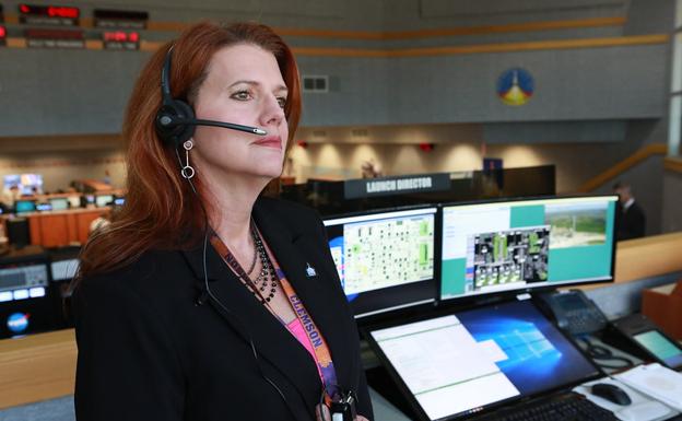 Charlie Blackwell-Thompson, directora del lanzamiento de Artemisa 1, en una imagen de archivo en el control de la misión del Centro Espacial Kennedy. 