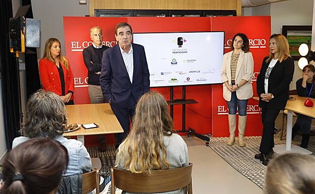 Ignacio Pérez presentó la iniciativa junto al equipo de la Escuela de Periodismo.