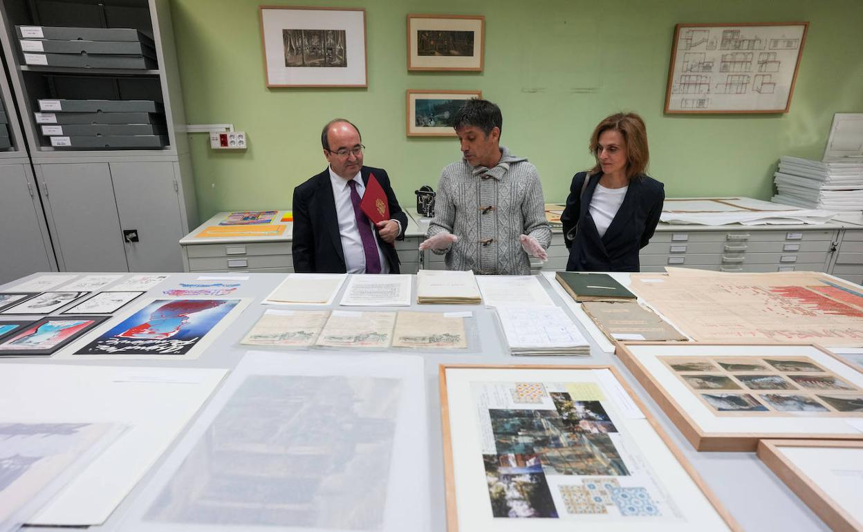 Miquel Iceta observa unos documentos de la Filmoteca Española. 