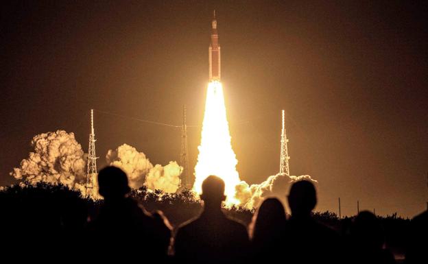 Espectadores siguen el despegue de Artemisa 1 de la plataforma 39B del Centro Espacial Kennedy, en Florida. 