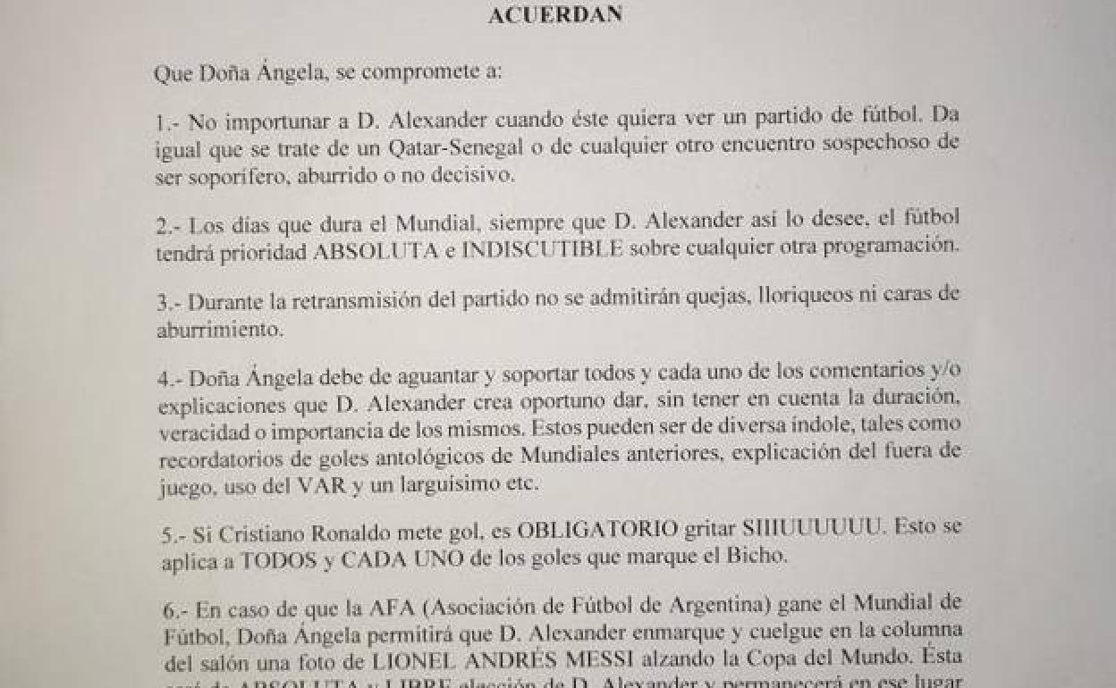 Una pareja firma un documento para que ella no le moleste a él mientras se dispute el Mundial de Qatar