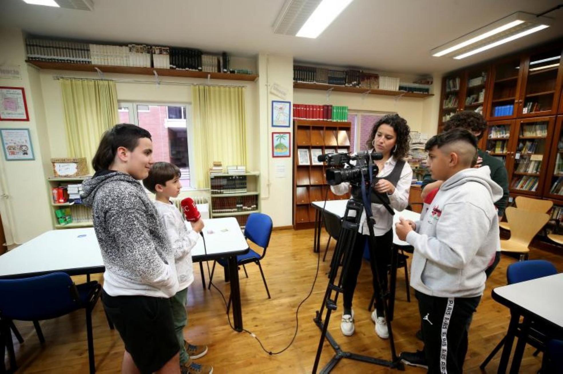 La periodista María Rendueles enseñó a los adolescentes cómo manejarse con los recursos audiovisuales disponibles. 