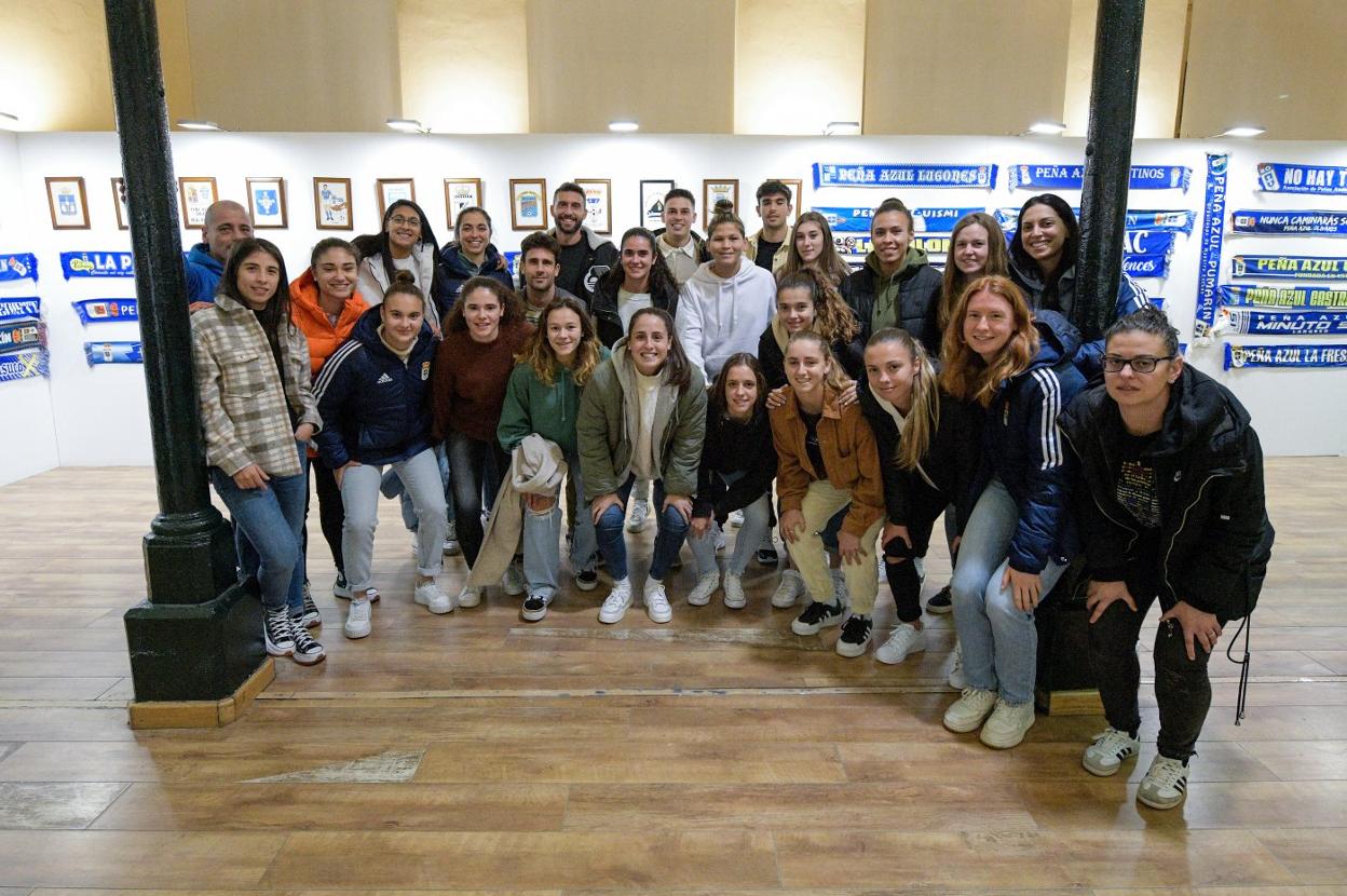 Los participantes en la visita a la exposición '50 años a tu lado'. 