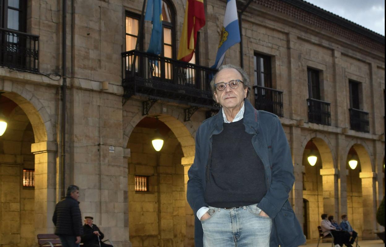 Toni Fidalgo, en la Plaza de España de Avilés.