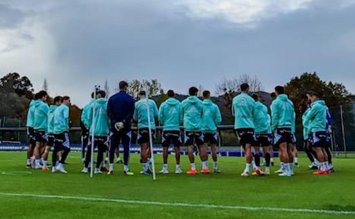 Los jugadores, durante el último entrenamiento antes del partido de mañana sábado.