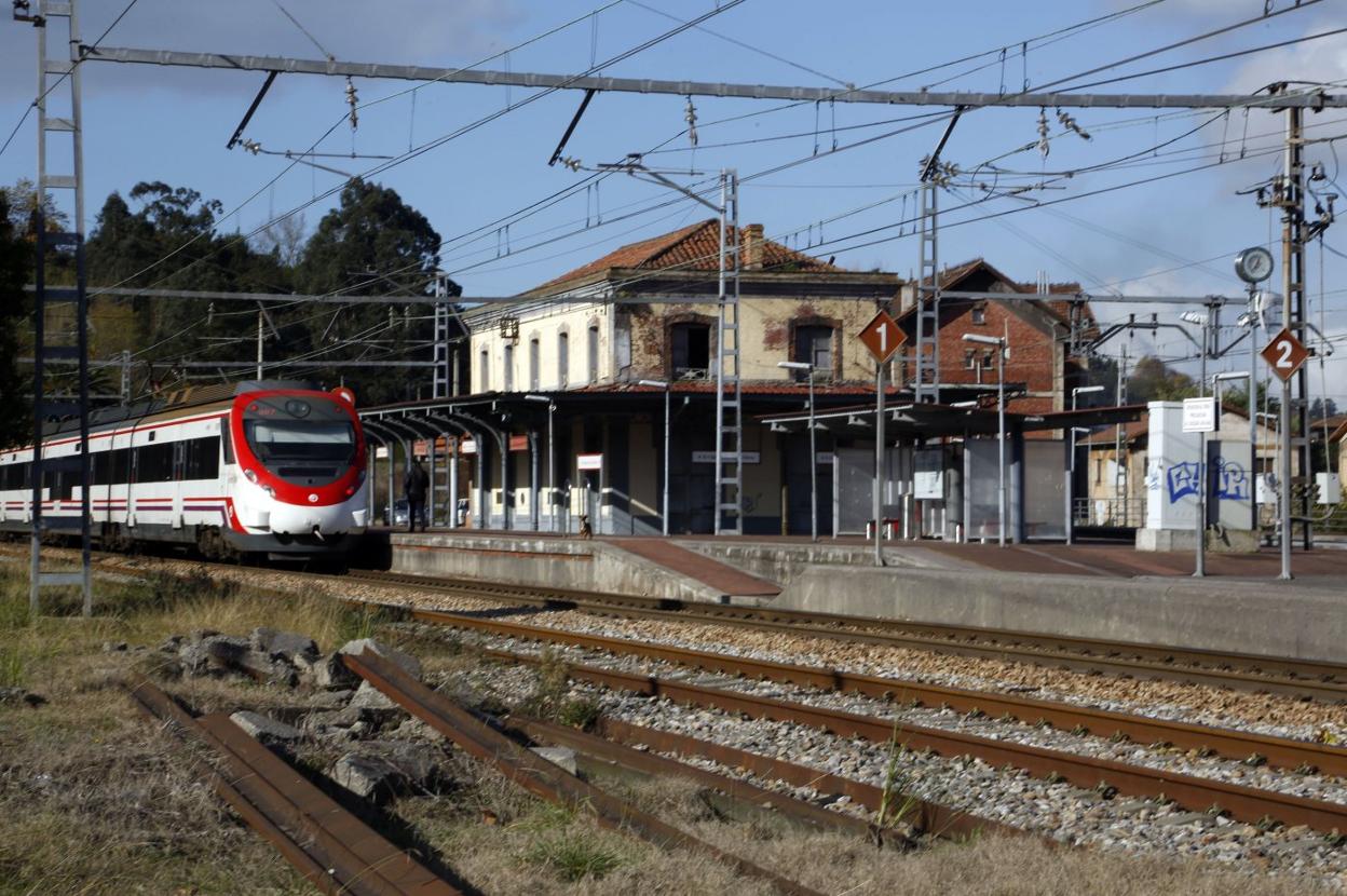 Un tren llega al andén de la estación de Villabona, de la línea Gijón-Pola de Lena, para la que no hay planificación alguna de mejora. 