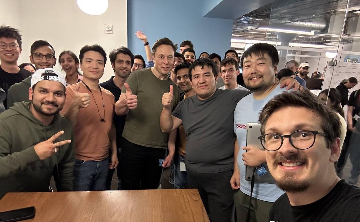 Reunión en la sede de Twitter de Elon Musk con sus ingenieros.