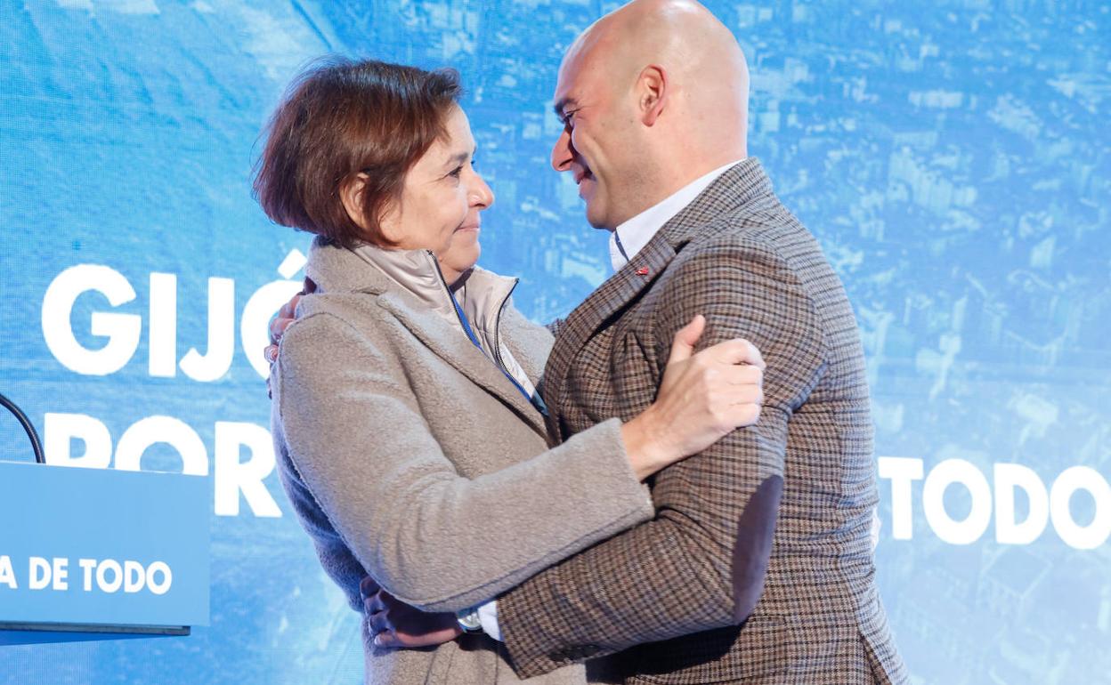 Carmen Moriyón, presidenta regional de Foro, y Jesús Martínez Salvador, ya oficialmente presidente de Foro Gijón.